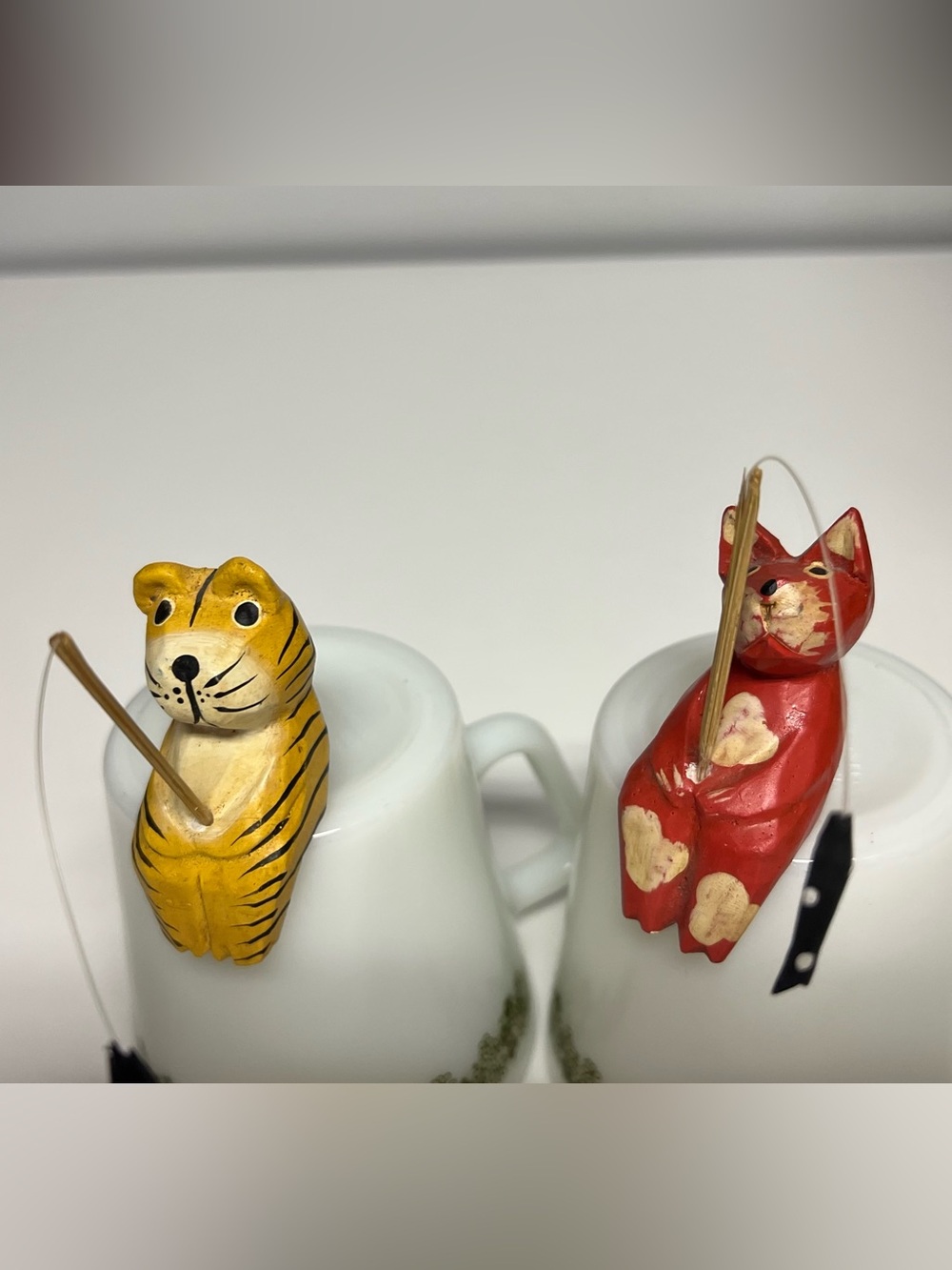 Decorative Small Wooden Yellow Tiger and Red Cat